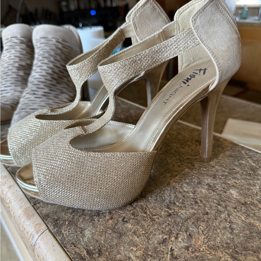 FIONI Clothing Gold Glitter Slingback Heels